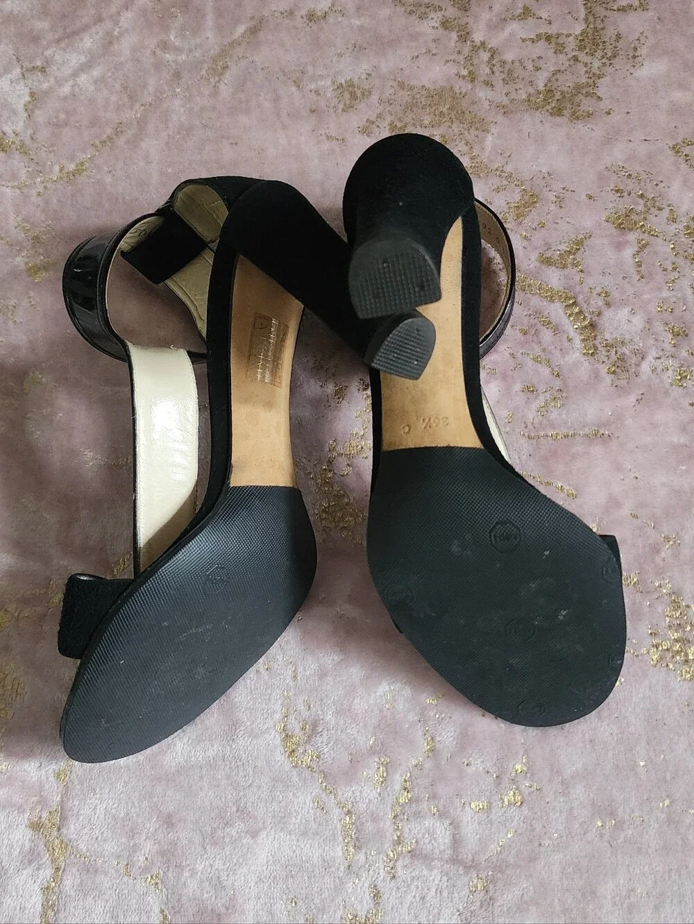 GUCCI | Classic Black T-Strap High Heel Sandals - Picture 13 of 16